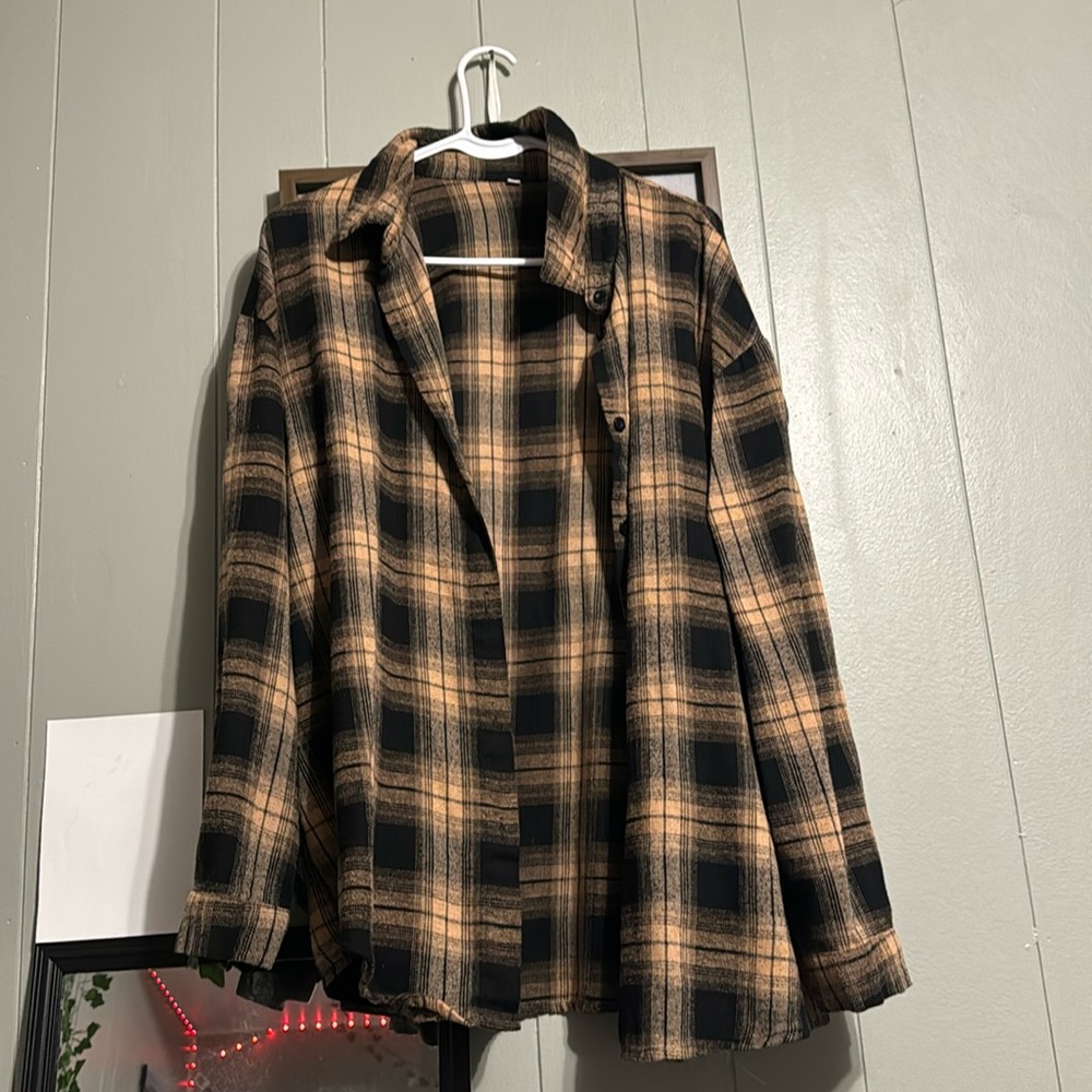 Selling this flannel, which is perfect for the fall time!!